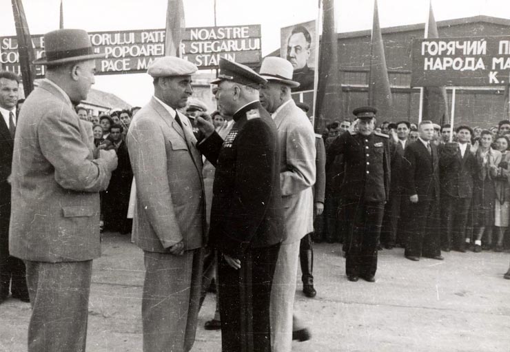 Plecarea spre Moscova a delegaţiei guvernamentale sovietice condusă de mareşalul K.E. Vorosilov, care a participat la sărbătorirea zilei de 23 august în ţara noastră (Gheorghe Gheorghiu –Dej se întreţine cu K.E. Vorosilov pe aeroport, alături de Petru Groza, Kavtaradze S.I). (25.08.1951).