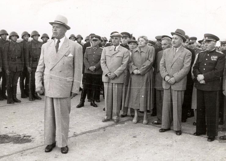 Aspect de pe aeroportul Băneasa, unde Petru Groza urează drum bun lui K.E. Vorosilov care ne-a vizitat ţara cu prilejul sărbătoririi zilei de 23 august 1951. Au fost prezenţi: Gheorghe Gheorghiu –Dej, Emil Bodnăraş,  Leontin Sălăjan, Kavtaradze S.I., Ana Pauker, Vasile Luca, Teohari Gerogescu). (25.08.1951).