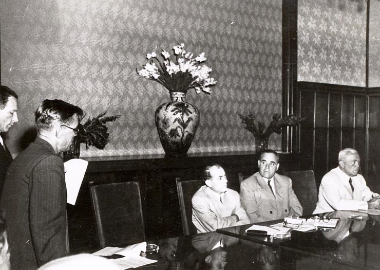 Dej, Petru Groza, Chişinevselu Iosif, ş.a., primind la Consiliul de Miniştri vizita delegaţiei decolhozniei, muncitori de la S.M.T.şi sovhozuri, tehnicieni şi specialişti din U.R.S.S. (10.09.1951).