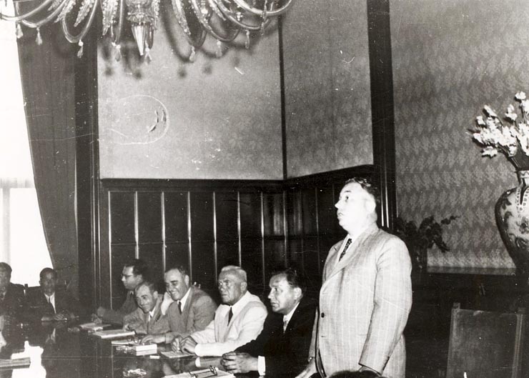 Dej, Petru Groza, Chişinevselu Iosif, ş.a., primind la Consiliul de Miniştri vizita delegaţiei decolhozniei, muncitori de la S.M.T.şi sovhozuri, tehnicieni şi specialişti din U.R.S.S. (10.09.1951).