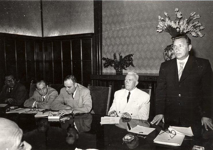 Întâlnirea lui Dej cu membrii delegaţiei sovietice de colhozuri şi tehnicieni din sovhozuri şi S.M.T. –uri, care au vizitat ţara noastră. Au fost de faţă: Petru Groza, Chişinevselu Iosif, ş.a. (10.09.1951).