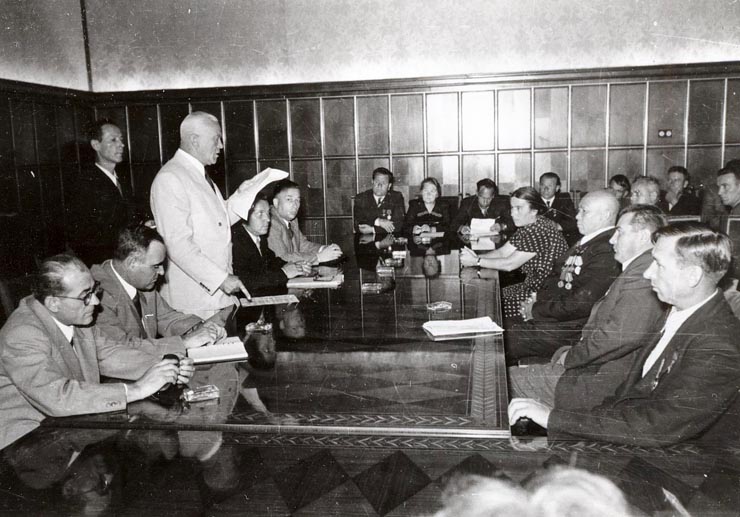 Întâlnirea lui Gheorghe Gheorghiu –Dej cu membrii delegaţiei sovietice de colhozuri şi tehnicieni din sovhozuri şi S.M.T. –uri, care au vizitat ţara noastră. Au fost de faţă: Petru Groza, Chişinevselu Iosif, Vasile Vaida, ş.a. (10.09.1951).