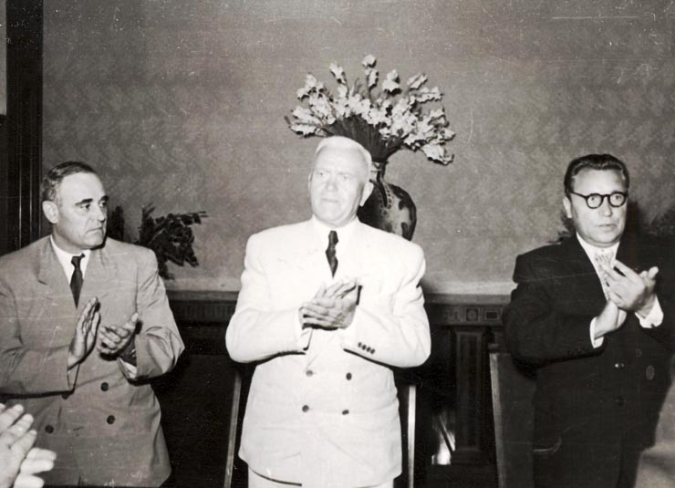 Întâlnirea lui Gheorghe Gheorghiu –Dej cu membrii delegaţiei sovietice de colhozuri şi tehnicieni din sovhozuri şi S.M.T. –uri, care au vizitat ţara noastră. Au fost de faţă: Petru Groza, ş.a. (10.09.1951).