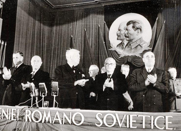 Gheorghe Gheorghiu –Dej, M. Sadoveanu, C.I.Parhon, V.P.Nichitin conducătorul delegaţiei sovietice care ne vizitează ţara, şi alte persoane în prezidiul adunării festive de la Ateneu, cu prilejul deschiderii lunii prieteniei româno-sovietice. (8.10.1951).