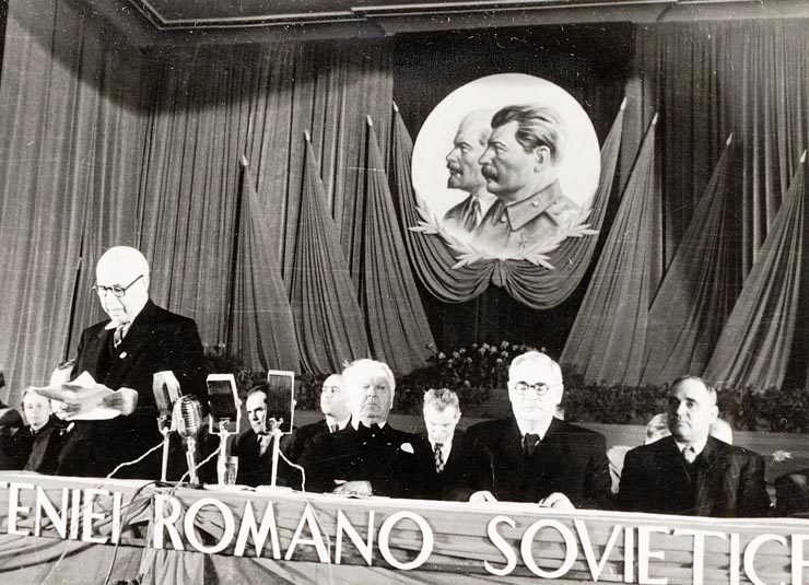 Gheorghe Gheorghiu –Dej, M. Sadoveanu, C.I.Parhon, V.P.Nichitin conducătorul delegaţiei sovietice care ne vizitează ţara, şi alte persoane în prezidiul adunării festive de la Ateneu, cu prilejul deschiderii lunii prieteniei româno-sovietice.  (8.10.1951).