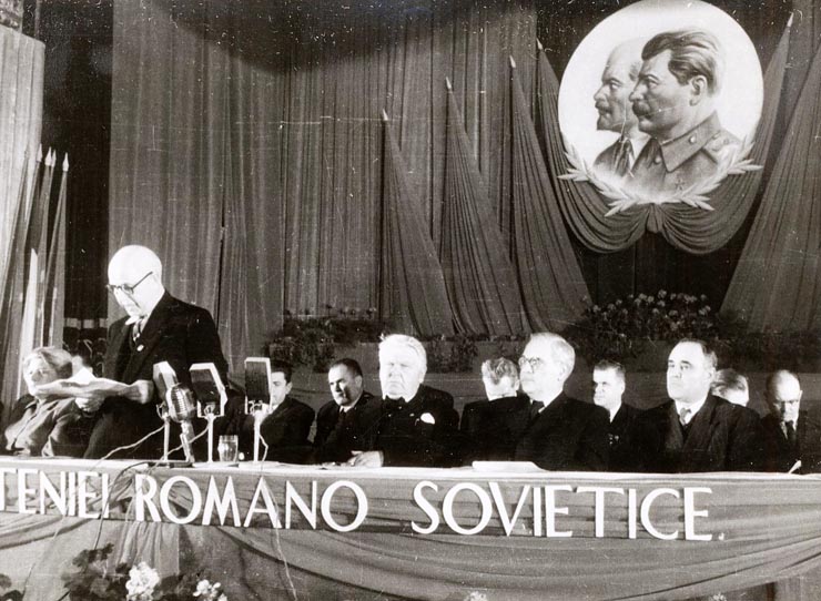 Gheorghe Gheorghiu –Dej, M. Sadoveanu, C.I.Parhon, V.P.Nichitin conducătorul delegaţiei sovietice care ne vizitează ţara, şi alte persoane în prezidiul adunării festive de la Ateneu, cu prilejul deschiderii lunii prieteniei româno-sovietice.  (8.10.1951).