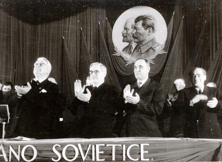 Gheorghe Gheorghiu –Dej, M. Sadoveanu, C.I.Parhon, V.P.Nichitin conducătorul delegaţiei sovietice care ne vizitează ţara, şi alte persoane în prezidiul adunării festive de la Ateneu, cu prilejul deschiderii lunii prieteniei româno-sovietice.  (8.10.1951).