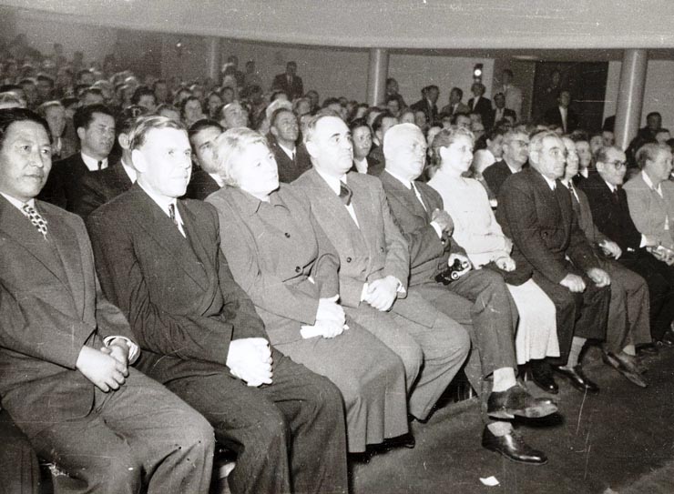 Gheorghe Gheorghiu –Dej în mijlocul unui public numeros, alături de Ana Pauker, Petru Groza, Chişinevselu Iosif, Vasile Luca, Chişivneselu Liuba, Teohari Georgescu, asistă la reprezentaţia de gală dată de ansamblul de dansuri populare din U.R.S.S., care ne-a vizitat ţara (Sala Teatrului Armatei). (20.10.1951).