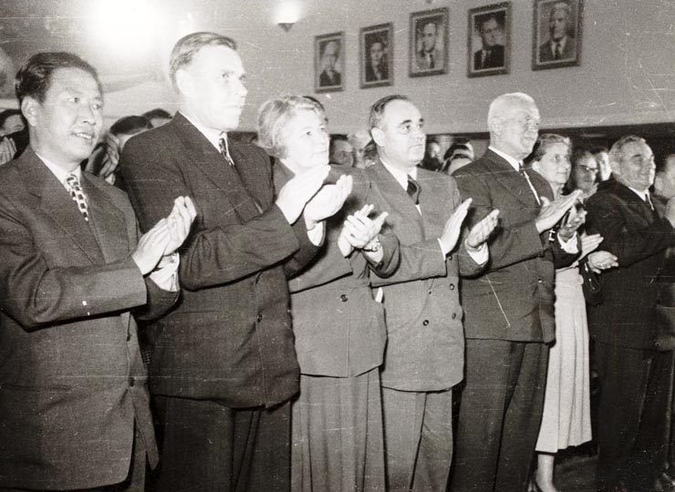 Gheorghe Gheorghiu –Dej în mijlocul unui public numeros, alături de Ana Pauker, Petru Groza, Vasile Luca, Teohari Georgescu, asistă la reprezentaţia de gală dată de ansamblul de dansuri populare din U.R.S.S., care ne-a vizitat ţara (Sala Teatrului Armatei). (20.10.1951).