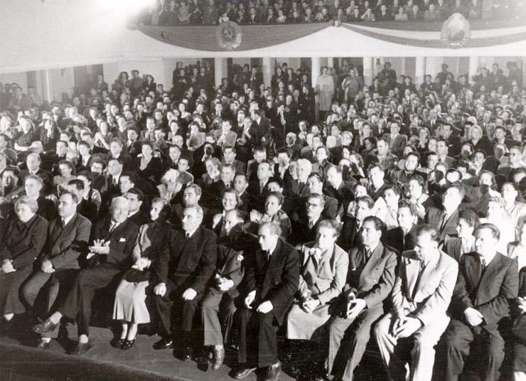 Gheorghe Gheorghiu –Dej în mijlocul unui public numeros, alături de Ana Pauker, Petru Groza, Chişinevselu Iosif, Vasile Luca, Chişivneselu Liuba, Gh. Apostol, Chivu Stoica, Teohari Georgescu, asistă la reprezentaţia de gală dată de ansamblul de dansuri populare din U.R.S.S., care ne-a vizitat ţara (Sala Teatrului Armatei). (20.10.1951).