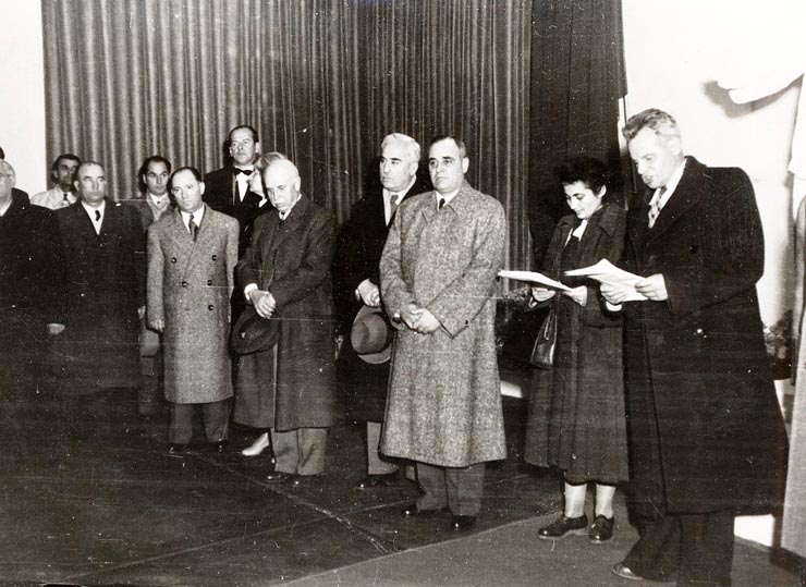 Gheorghe Gheorghiu –Dej, C.I.Parhon, Teohari Georgescu, Kavtaradze S.I., la deschiderea festivă a expoziţiei „Aspecte din construirea comunismului în U.R.S.S.” – vorbeşte prof. N.K.Goncearov, doctor în ştiinţe pedagogice, membru al delegaţiei oamenilor de ştiinţă, artă şi cultură din U.R.S.S. (pavilionul din Bd. G-ral Magheru). (5.11.1951).