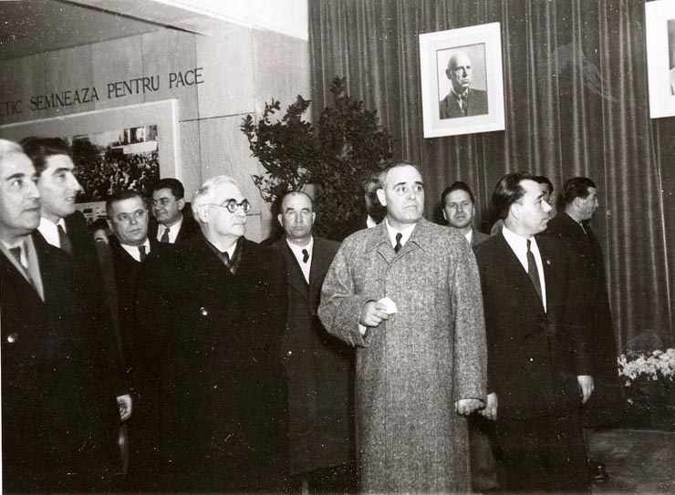 Gheorghe Gheorghiu –Dej vizitând expoziţia Aspecte din construirea comunismului în U.R.S.S.” (pavilionul din Bd. G-ral Magheru).  (5.11.1951).