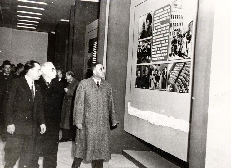 Gheorghe Gheorghiu –Dej, Chişinevselu Iosif, Ana  Pauker, vizitând expoziţia Aspecte din construirea comunismului în U.R.S.S.”  (pavilionul din Bd. G-ral Magheru). (5.11.1951).
