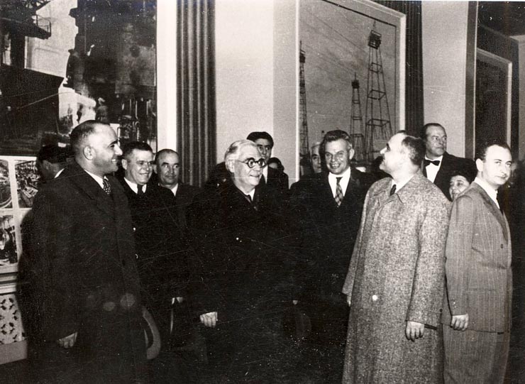Gheorghe Gheorghiu –Dej vizitând expoziţia Aspecte din construirea comunismului în U.R.S.S.” (pavilionul din Bd. G-ral Magheru). (5.11.1951).