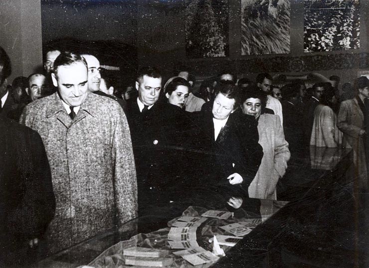 Gheorghe Gheorghiu –Dej vizitând expoziţia Aspecte din construirea comunismului în U.R.S.S.”  (pavilionul din Bd. G-ral Magheru). (5.11.1951).