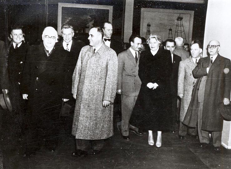 Gheorghe Gheorghiu –Dej. C.I.Parhon, Teohari Georgescu, Ana Pauker, vizitând expoziţia „Aspecte din construirea comunismului în U.R.S.S.”  (pavilionul din Bd. G-ral Magheru). (5.11.1951).