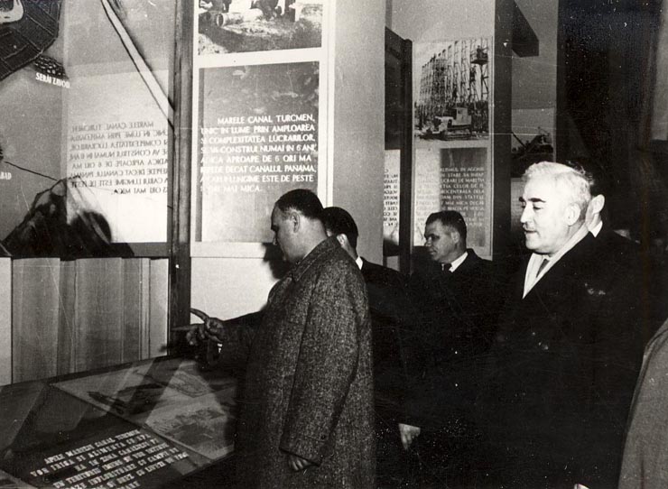 Gheorghe Gheorghiu –Dej, Kavtaradze S.I şi alţi oaspeţi cercetând exponatele la expoziţia „Aspecte din construirea comunismului în U.R.S.S.”  (pavilionul din Bd. G-ral Magheru). (5.11.1951).