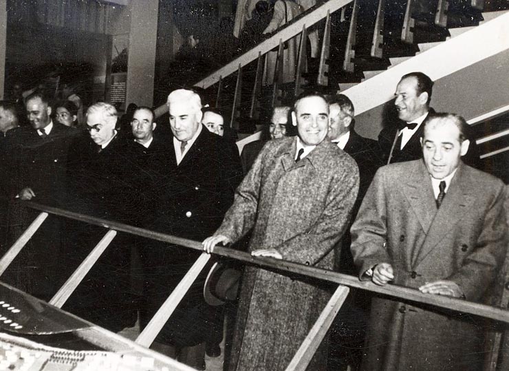 Gheorghe Gheorghiu –Dej, Kavtaradze S.I, Chişinevselu Iosif şi alţi oaspeţi cercetând exponatele la expoziţia „Aspecte din construirea comunismului în U.R.S.S.” . (pavilionul din Bd. G-ral Magheru). (5.11.1951).