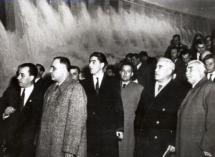 Gheorghe Gheorghiu –Dej, Kavtaradze S.I, Leonte Răutu şi alţi oaspeţi cercetând exponatele la expoziţia „Aspecte din construirea comunismului în U.R.S.S.”  (pavilionul din Bd. G-ral Magheru). (5.11.1951).