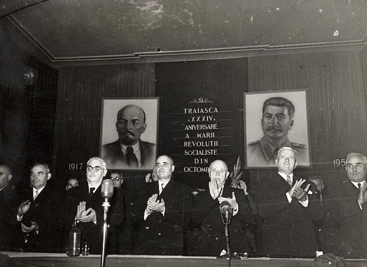 Gheorghe Gheorghiu –Dej. C.I.Parhon, Petru Groza, Kavtaradze S.I, V.P. Nichitin, Vasile Luca şi alte persoane în prezidiul şedinţei solemne consacrată celei de-a 34-a aniversări a Marii Revoluţii Socialiste din Octombrie (Sala Ateneului R.P.R.). (6.11.1951).