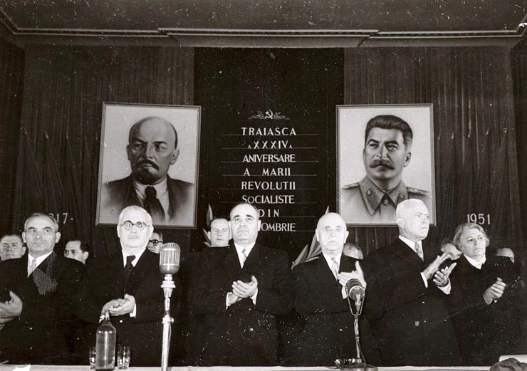 Gheorghe Gheorghiu –Dej. C.I.Parhon, Petru Groza, Kavtaradze S.I, Ana Pauker, V.P. Nichitin, Vasile Luca şi alte persoane în prezidiul şedinţei solemne consacrată celei de-a 34-a aniversări a Marii Revoluţii Socialiste din Octombrie (Sala Ateneului R.P.R.). (6.11.1951).
