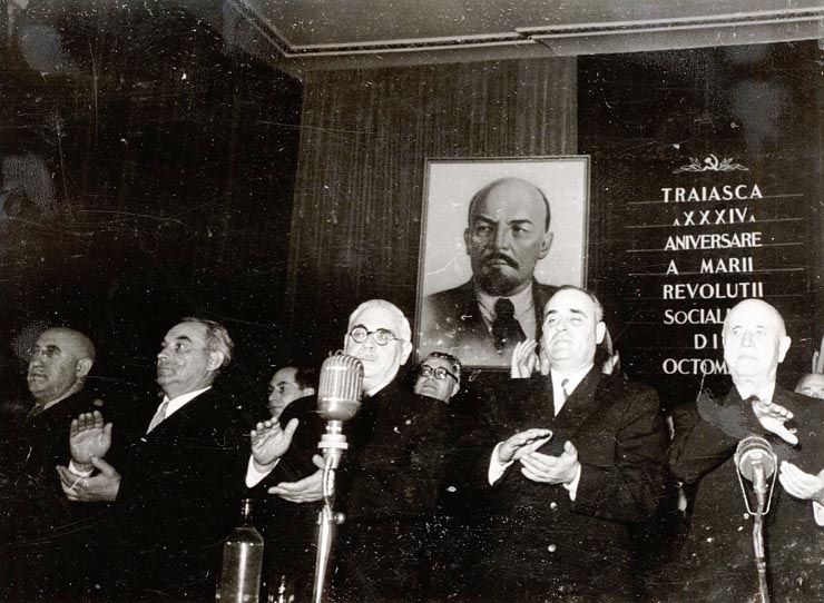 Gheorghe Gheorghiu –Dej. C.I.Parhon, M.B. Mitin, V.P. Nichitin, Vasile Luca şi alte persoane în prezidiul şedinţei solemne consacrată celei de-a 34-a aniversări a Marii Revoluţii Socialiste din Octombrie (Sala Ateneului R.P.R.). (6.11.1951).