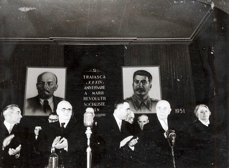 Gheorghe Gheorghiu –Dej. C.I.Parhon, Petru Groza, Miron Constantinescu, Gh. Stoica, Gh. Apostol, Ana Pauker, V.P. Nichitin, Vasile Luca în prezidiul şedinţei solemne consacrată celei de-a 34-a aniversări a Marii Revoluţii Socialiste din Octombrie (Sala Ateneului R.P.R.). (6.11.1951).