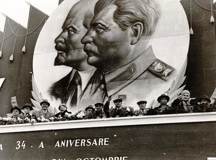 Gheorghe Gheorghiu –Dej, C.I. Parhon, Kavtaradze S.I,   Petru Groza, Teohari Georgescu, V.P. Nichitin, Vasile Luca în tribuna oficială din Piaţa Aviatorilor cu prilejul celei de-a 34-a aniversări a Marii Revoluţii Socialiste din Octombrie. (7.11.1951).