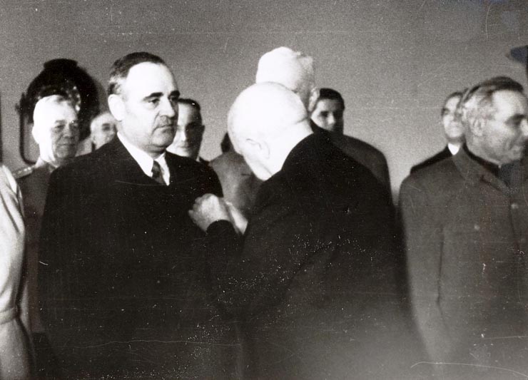 Cu prilejul împlinirii a 50 de ani de la naşterea lui Gheorghe Gheorghiu –Dej, Prezidiul Mari Adunări Naţionale a R.P.R. i-a atribuit acestuia titlul de „Erou al Muncii Socialiste” din R.P.R., conferindu-i Medalia de Aur „Secera şi Ciocanul”. La această festivitate participă conducători de partid şi de stat: C.I.Parhon, Vasile Luca, Petru Groza, Gh. Vasilichi, P.Constantinescu - Iaşi, Gh. Stoica, Emil Bodnăraş. (Prezidiu M.A.N.).(8.11.1951).