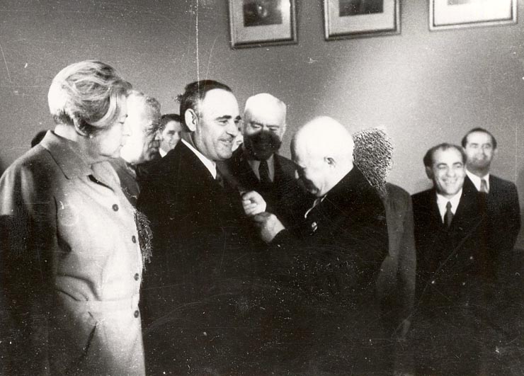 Cu prilejul împlinirii a 50 de ani de la naşterea lui Gheorghe Gheorghiu –Dej, Prezidiul Mari Adunări Naţionale a R.P.R. i-a atribuit acestuia titlul de „Erou al Muncii Socialiste” din R.P.R., conferindu-i Medalia de Aur „Secera şi Ciocanul”. La această festivitate participă conducători de partid şi de stat: C.I.Parhon, Petru Groza, Al. Moghioroş, Iosif Chisivneselu, Ana Pauker,  Emil Bodnăraş (Prezidiu M.A.N.). (8.11.1951).