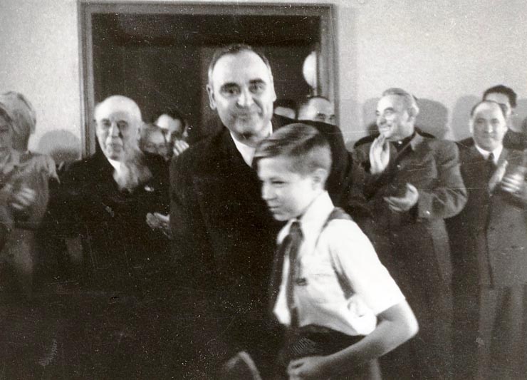 Cu prilejul împlinirii a 50 de ani de la naşterea sa, Dej este felicitat de pionieri (la sediul C.C. al P.M.R.). Au mai fost prezenţi: Ana Pauker, Teohari Georgescu, Vasile Luca, Dumitru Petrescu. (8.11.1951).