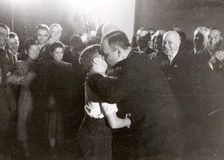 Cu prilejul împlinirii a 50 de ani de la naşterea sa, Gheorghe Gheorghiu –Dej este felicitat de pionieri (la sediul C.C. al P.M.R.). (8.11.1951).