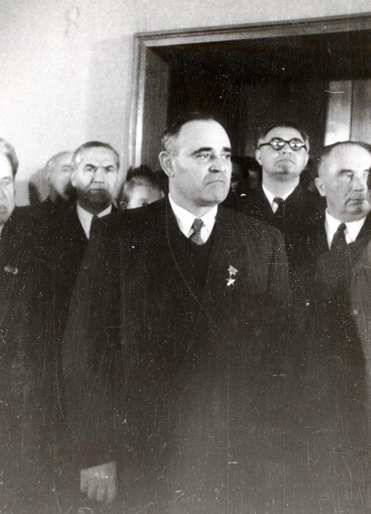 Gheorghe Gheorghiu –Dej la sediul C.C. al P.M.R. în prezenţa conducătorilor de partid şi de stat, primeşte felicitări cu prilejul zilei sale de naştere şi a decorării sale cu Medalia de Aur „Secera şi Ciocanul”. Au mai fost prezenţi: Lothar Rădăceanu, P.Constantinescu - Iaşi, Miron Constantinescu. (8.11.1951).