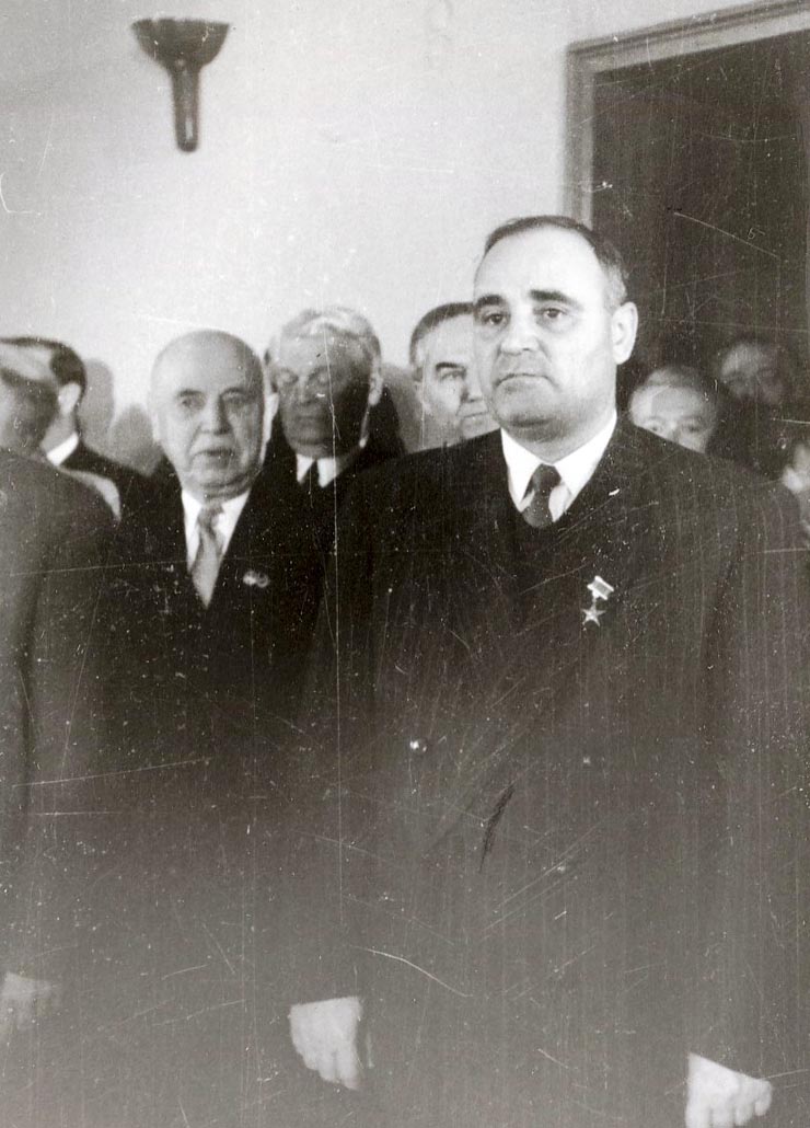 Gheorghe Gheorghiu –Dej la sediul C.C. al P.M.R. în prezenţa conducătorilor de partid şi de stat, primeşte felicitări cu prilejul zilei sale de naştere şi a decorării sale cu Medalia de Aur „Secera şi Ciocanul”. Au mai fost prezenţi: C.I. Parhon, Liuba Chişinevselu, M. Sadoveanu, P.Constantinescu – Iaşi. (8.11.1951).
