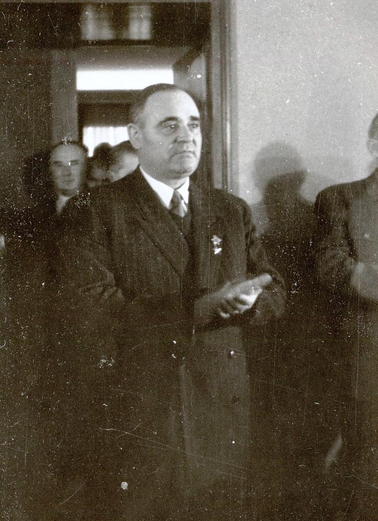 Gheorghe Gheorghiu –Dej la sediul C.C. al P.M.R. în prezenţa conducătorilor de partid şi de stat, primeşte felicitări cu prilejul zilei sale de naştere şi a decorării sale cu Medalia de Aur „Secera şi Ciocanul”. (8.11.1951).