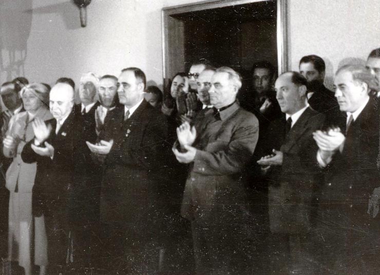 Gheorghe Gheorghiu –Dej la sediul C.C. al P.M.R. în prezenţa conducătorilor de partid şi de stat, primeşte felicitări cu prilejul zilei sale de naştere şi a decorării sale cu Medalia de Aur „Secera şi Ciocanul”. Au mai fost prezenţi: Liuba Chişinevselu, Miron Constantinescu, Vasile Luca, C.I.Parhon, Dumitru Petrescu, Petru Groza, Ana Pauker, Teohari Georgescu, Leonte Răutu, Gh. Vasilichi, Gh. Apostol, M. Sadoveanu. (8.11.1951).