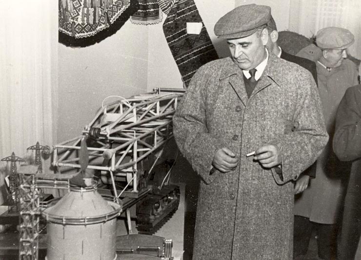 Gheorghe Gheorghiu –Dej vizitând sălile unde sunt expuse darurile trimise de oamenii muncii în cinstea celei de-a 50-a aniversări a zilei sale de naştere. (8.11.1951).