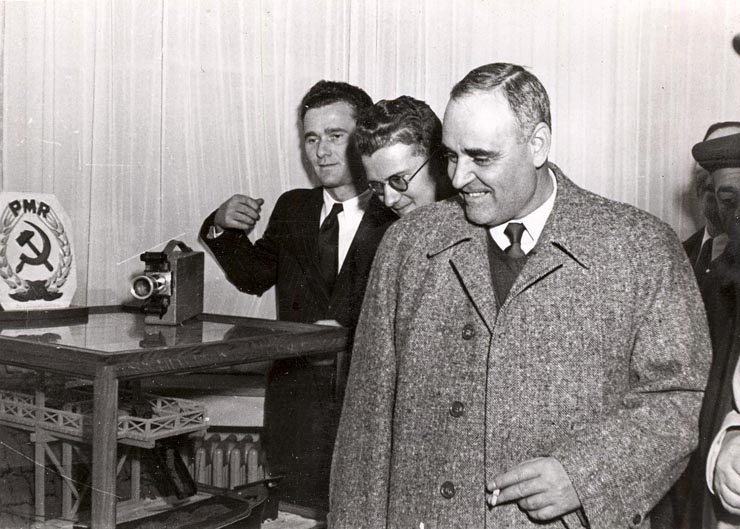 Gheorghe Gheorghiu –Dej vizitând sălile unde sunt expuse darurile trimise de oamenii muncii în cinstea celei de-a 50-a aniversări a zilei sale de naştere. (8.11.1951).