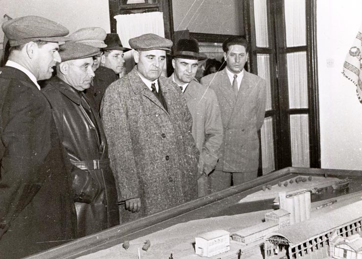 Gheorghe Gheorghiu –Dej vizitând sălile unde sunt expuse darurile trimise de oamenii muncii în cinstea celei de-a 50-a aniversări a zilei sale de naştere. Sunt de faţă: Al. Moghioroş, Vasile Luca, C. Pârvulescu, Petre Lupu, Miron Constantinescu, Gh. Vasilichi. (8.11.1951).