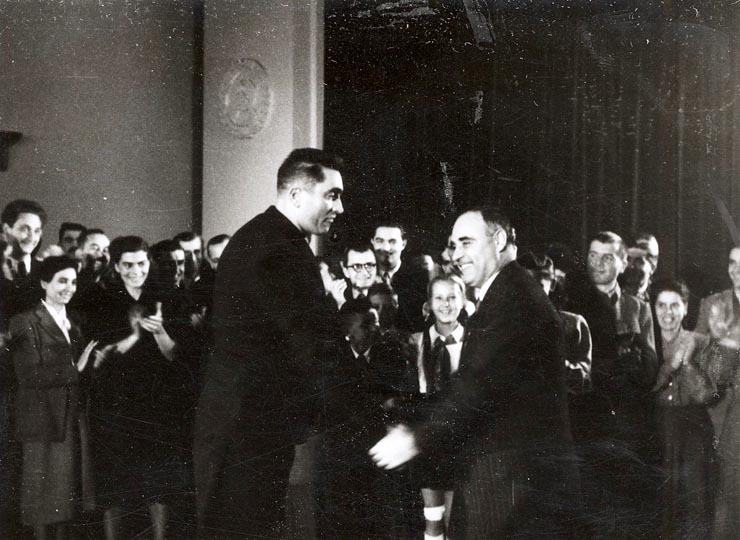 Cu ocazia împlinirii a 50 de ani de la nasterea sa, Gheorghe Gheorghiu –Dej este felicitat de către numeroase delegaţii ale organizaţiilor de partid şi de masă, colective din mari întreprinderi, etc. (la sediul C.C. al P.M.R.). (8.11.1951).