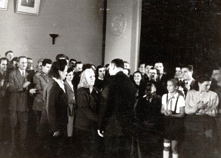 Cu ocazia împlinirii a 50 de ani de la nasterea sa, Gheorghe Gheorghiu –Dej este felicitat de către numeroase delegaţii ale organizaţiilor de partid şi de masă, colective din mari întreprinderi, etc. (la sediul C.C. al P.M.R.). (8.11.1951).