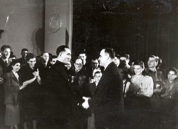 Cu ocazia împlinirii a 50 de ani de la nasterea sa, Dej este felicitat de către numeroase delegaţii ale organizaţiilor de partid şi de masă, colective din mari întreprinderi, etc. (la sediul C.C. al P.M.R.). Sunt de faţă: Nicolae Goldberger, etc. (8.11.1951).