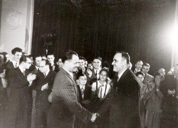 Cu ocazia împlinirii a 50 de ani de la nasterea sa, Dej este felicitat de către numeroase delegaţii ale organizaţiilor de partid şi de masă, colective din mari întreprinderi, etc. (la sediul C.C. al P.M.R.). Sunt de faţă: Nicolae Goldberger, etc. (8.11.1951).