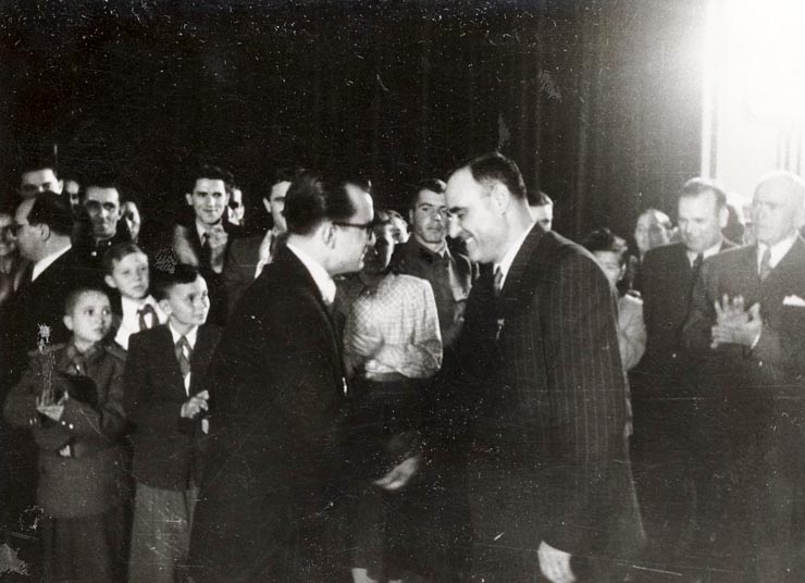 Cu ocazia împlinirii a 50 de ani de la nasterea sa, Dej este felicitat de către numeroase delegaţii ale organizaţiilor de partid şi de masă, colective din mari întreprinderi, etc. (la sediul C.C. al P.M.R.). Sunt de faţă: Petru Groza, Chivu Stoica. (8.11.1951).
