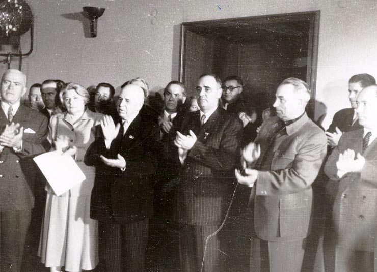 Gheorghe Gheorghiu –Dej şi alţi conducători de partid şi de stat la sediul C.C. al P.M.R., întâmpină şi se întreţine cu delegaţiile de oameni si muncii care îl felicită cu ocazia împlinirii a 50 de ani de la nasterea sa. Sunt de faţă:Vasile Luca, Teohari Georgescu, Gh. Vasilichi, C.I. Parhon, Ana Pauker, Vasile Vaida, Al. Moghioroş, Miron Constantinescu, Petru Groza, Constantinescu- Iaşi.             (8.11.1951).