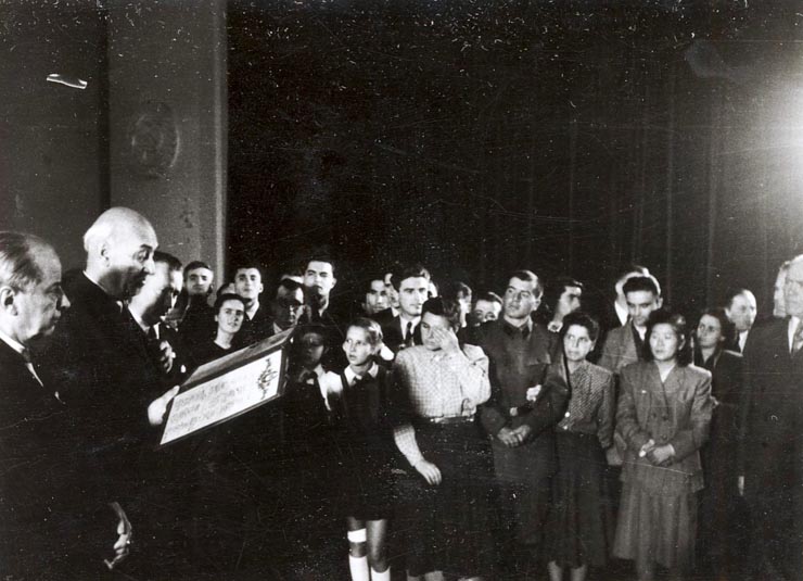 Dej este felicitat de către Traian Săvulescu, cu ocazia împlinirii a 50 de ani de la nasterea sa (la sediul C.C. al P.M.R). Sunt de faţă: Petru Groza. (8.11.1951).
