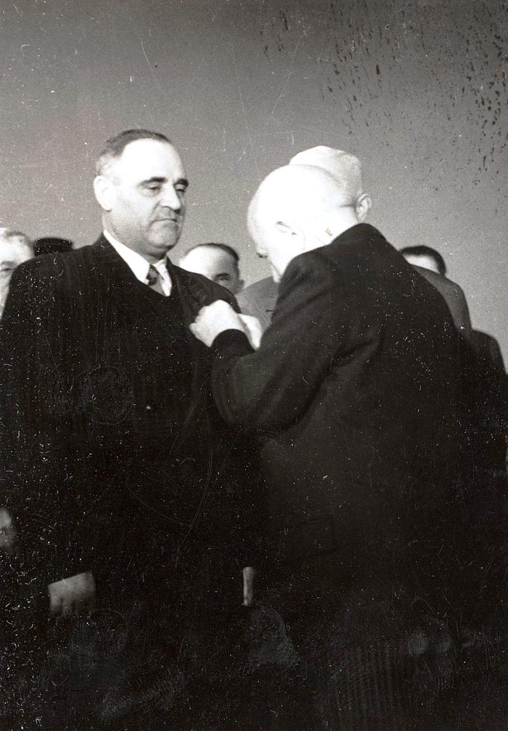 Aspect de la solemnitatea care a a vut loc la Prezidiul M.A.N. cu prilejul atribuirii titlului de „Erou al Muncii Socialiste” şi a decorării cu Medalia de Aur „Secera şi Ciocanul” a lui Gheorghe Gheorghiu –Dej. (8.11.1951).