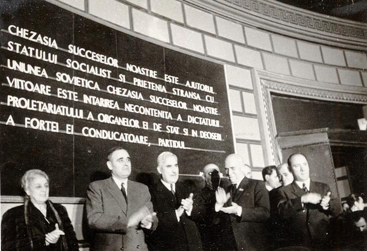 Gheorghe Gheorghiu –Dej participă la festivitatea de la Ateneul R.P.R. cu prilejul celei de-a 4-a aniversări a Republicii. Au mai fost de faţă: C.I. Parhon, S.I. Kavtaradze cu soţia, Acad., M.B. Mitin, Gh. Apostol, Teohari Georgescu. (30.12.1951).