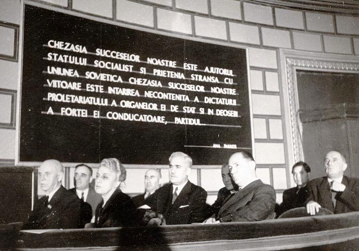 Dej participă la festivitatea de la Ateneul R.P.R. cu prilejul celei de-a 4-a aniversări a Republicii. Au mai fost de faţă: C.I. Parhon, S.I. Kavtaradze cu soţia, Acad., M.B. Mitin, Gh. Apostol, Teohari Georgescu, I. Chişivneselu, L. Rădăceanu. (30.12.1951).