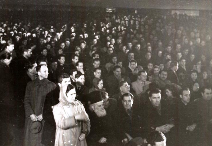 Aspect de la marele miting al oamenilor muncii din sala „Aro”, cu prilejul sărbătoririi unui an de la instalarea primului guvern democrat din istoria României. (06.03.1946).